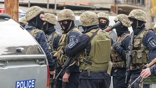 Qonşuda müxalifət lideri məhkəmə binasını yandırmaq istədi