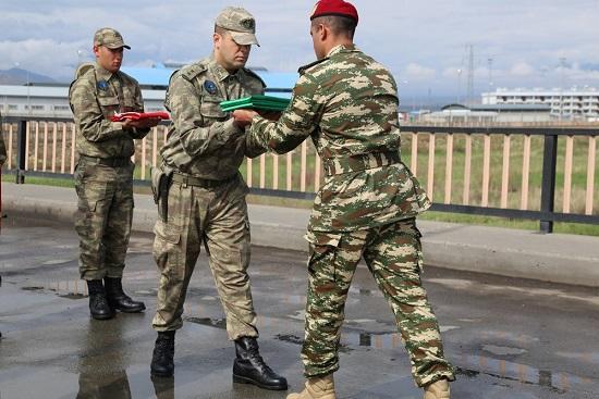 Türkiyə və Azərbaycan hərbçiləri bayraqları dəyişdilər