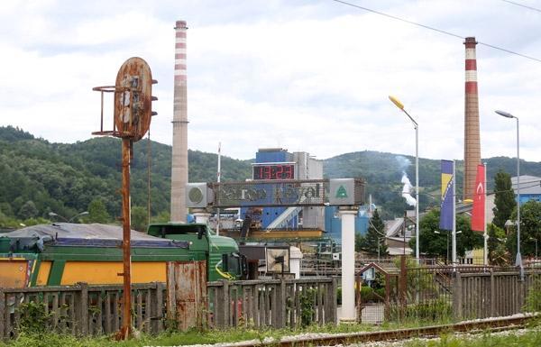 Fabrikdə işçilər dəmir təbəqənin altında qalaraq öldü