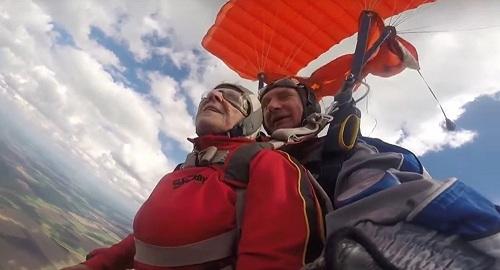 Paralyzed woman goes skydiving - Video