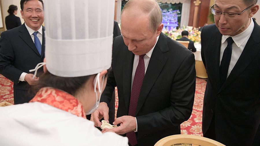 Putin cooks traditional Chinese food during his visit