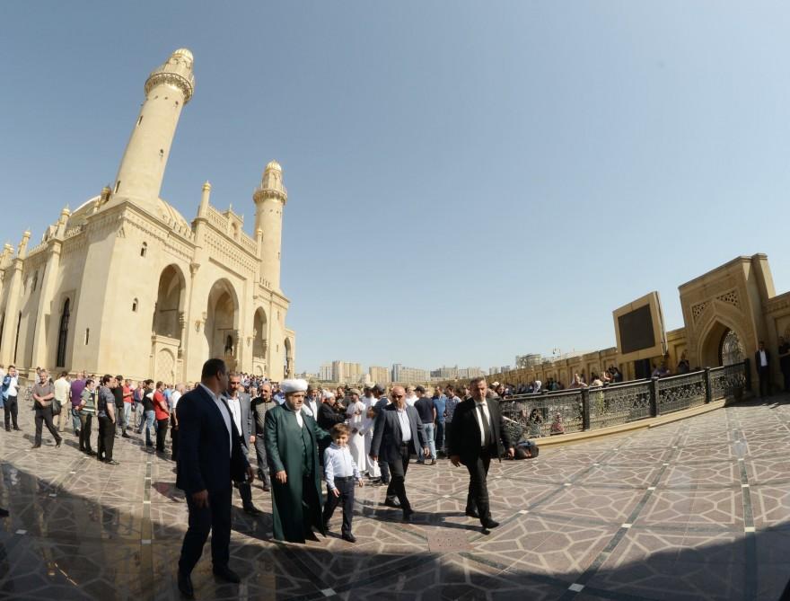 افغانستاندا مسجیدده پارتلاییش: یارالانانلار وار