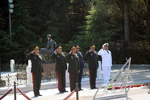 Defence ministry’s staff visit the Alley of Honors - Photo