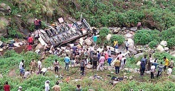 Bus accident in India: 18 dead