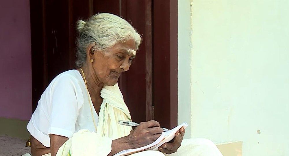 96-year-old Indian granny passes her first school exam - Video