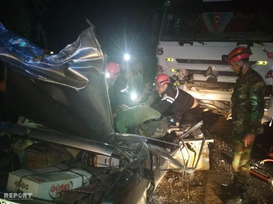 Ağdərədə beton qarışdıran maşın dərəyə aşdı, ölən var