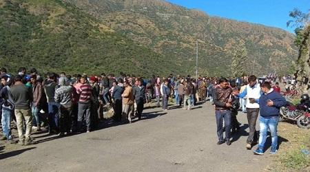 10 soldiers killed as army vehicle falls into gorge in Kashmir