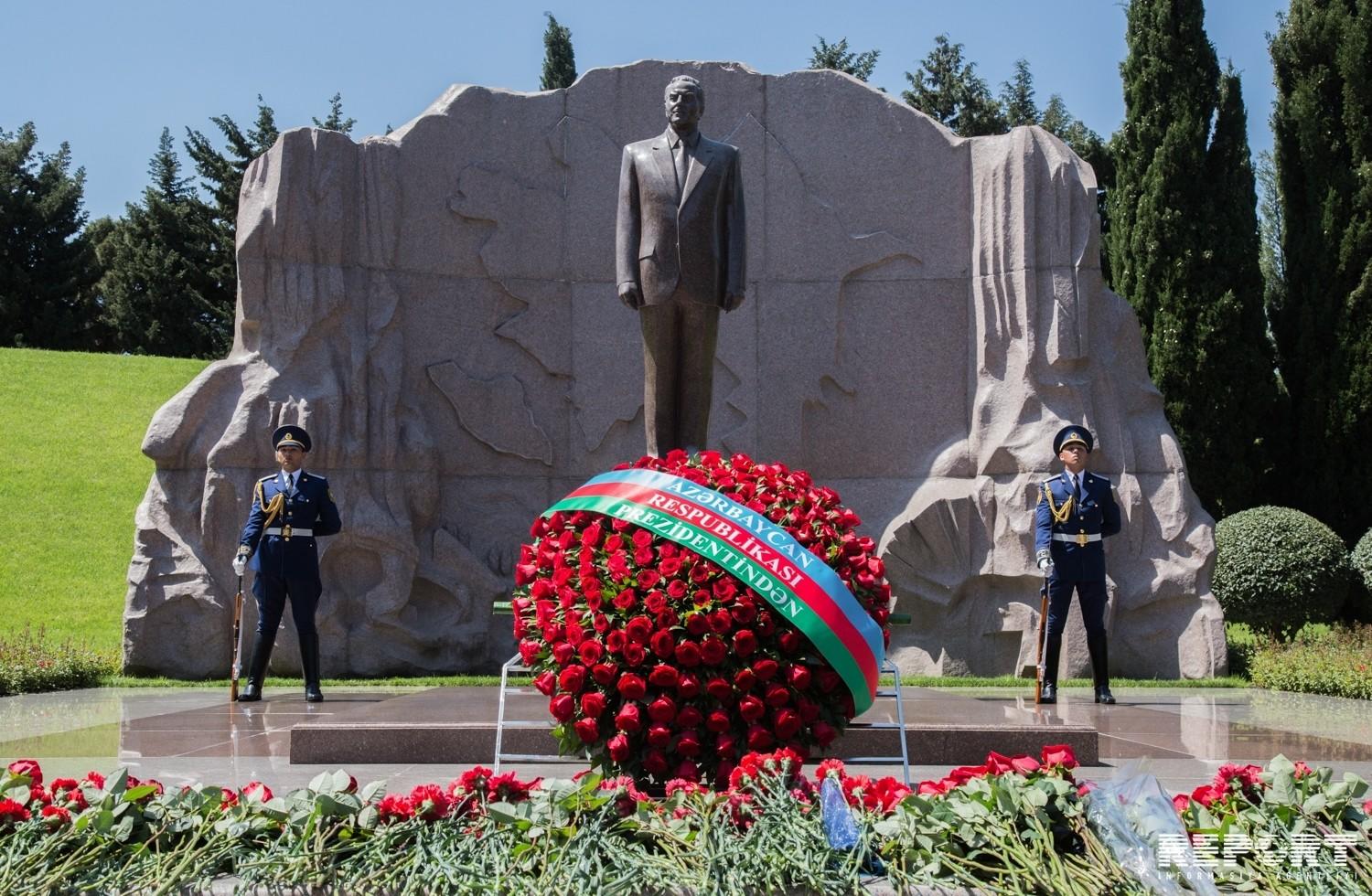 Garibashvili visited the grave of Heydar Aliyev