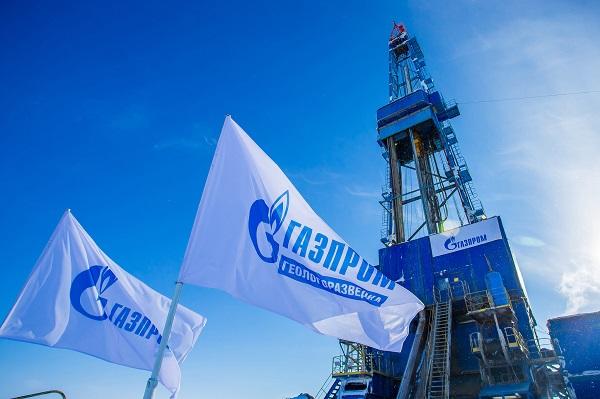 Доходы «Газпрома» снизились наполовину