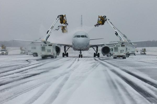 Güclü qar: 500-ə yaxın sərnişin gecəni təyyarədə keçirdi