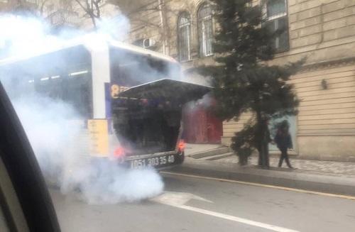 Bakıda avtobus tüstüləndi, sərnişinlər yolda düşürüldü - Video