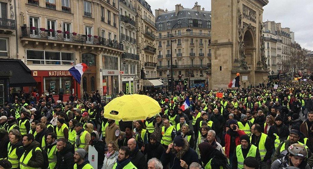 More than 100 arrested as violence returns to Paris