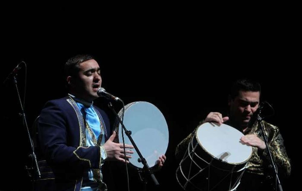 آذربایجانلی خواننده تهراندا "ساری گلین" اوخودو - فوتو