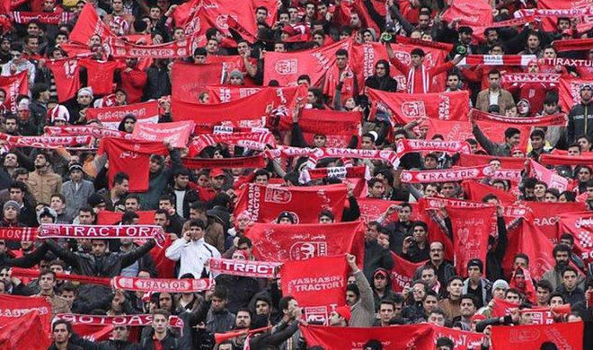 تلاش برای مهندسی سکوهای تراکتور با پرچم جمهوری اسلامی ناکام ماند - عکس