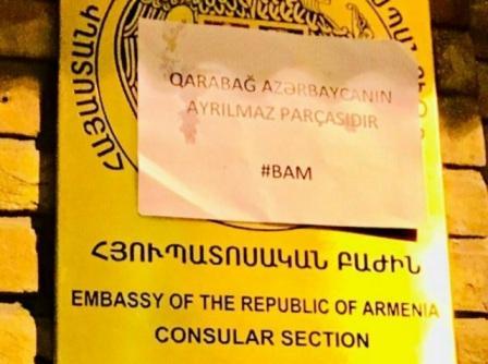 Tehranda erməni konsulluğuna vərəqələr yapışdırıldı - Foto