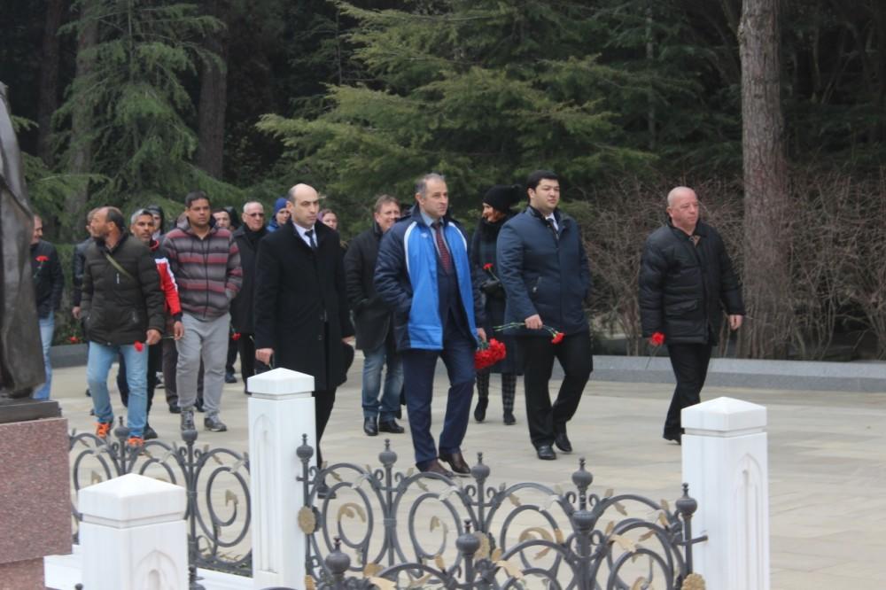 Turnir iştirakçıları Ulu öndərin məzarını ziyarət etdi - Foto