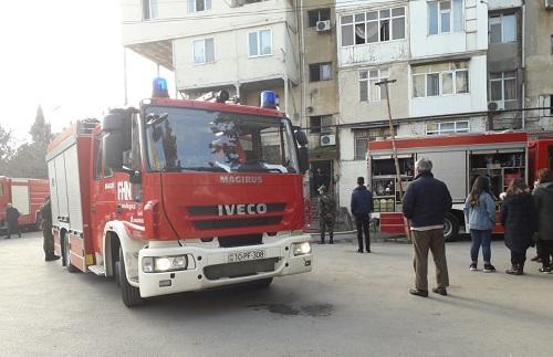 Bakıda çoxmərtəbəli binada yanğın başladı, sakinlər təxliyə edildi