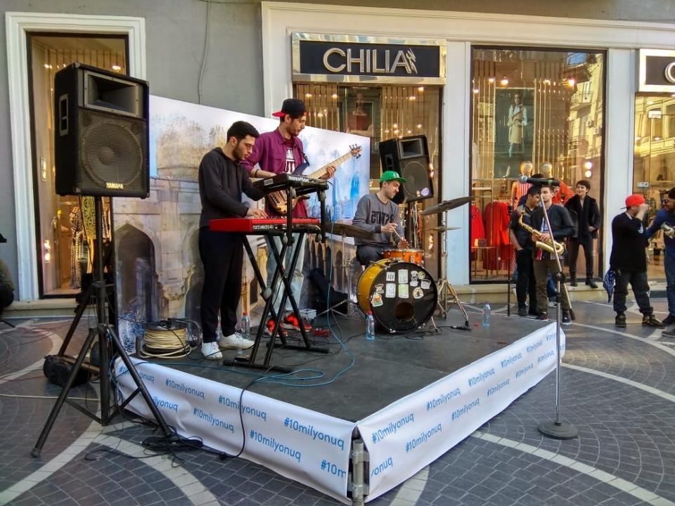 باکیدا فلشموب: بیز اون میلیون اولدوق! - ویدئو