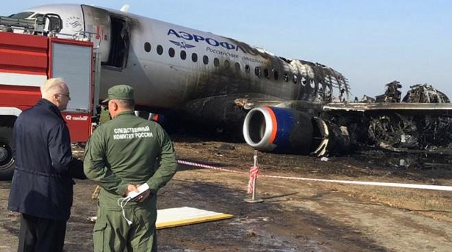 Flight attendant dies trying to save passengers in plane