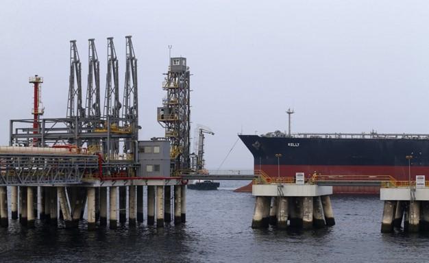 Seven oil tankers burn in UAE - Strong explosions