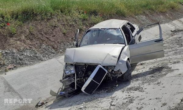 "Mersedes" yoldan çıxaraq ağaca çırpıldı: ölən var