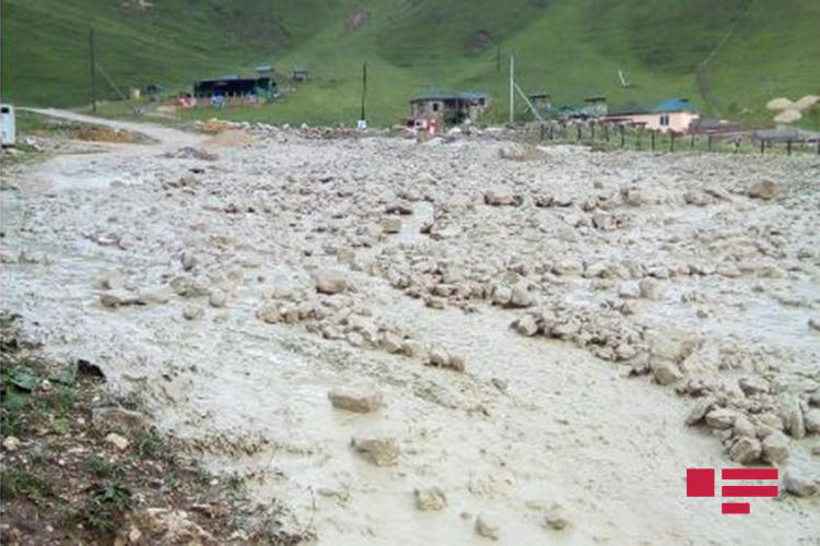 Qusarda sürüşmə: Evlər palçıq altında qala bilər - Foto