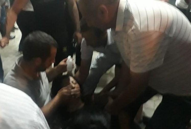 Oğlunu kazinodan çıxarmaq istəyən ananı döydülər - Video