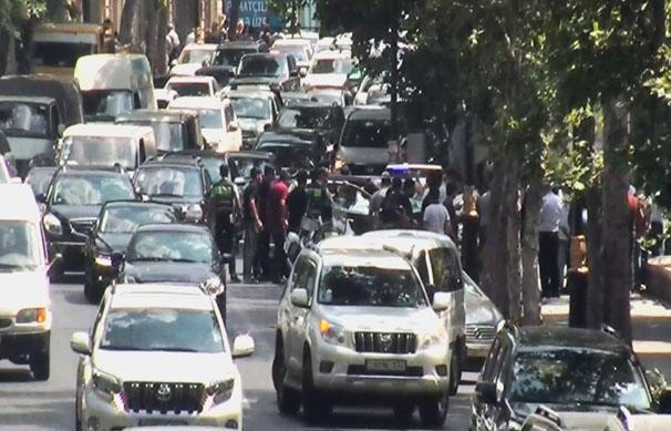 Bu yolda qəza oldu, tıxac yarandı