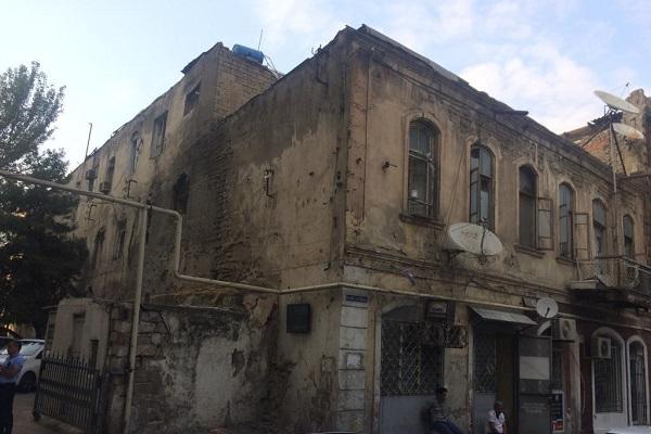 100 ildən çox yaşı olan qamış bina hər an uça bilər