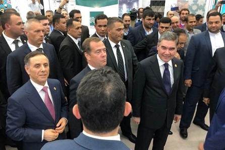 Medvedyev Azərbaycan stendi ilə tanış oldu - Foto
