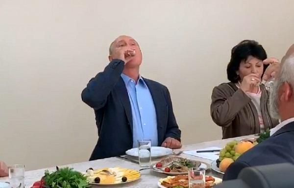 Putin drank "vodka" in Dagestan 20 years later -