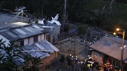 Самолет упал на здание в США: 7 погибших - Видео