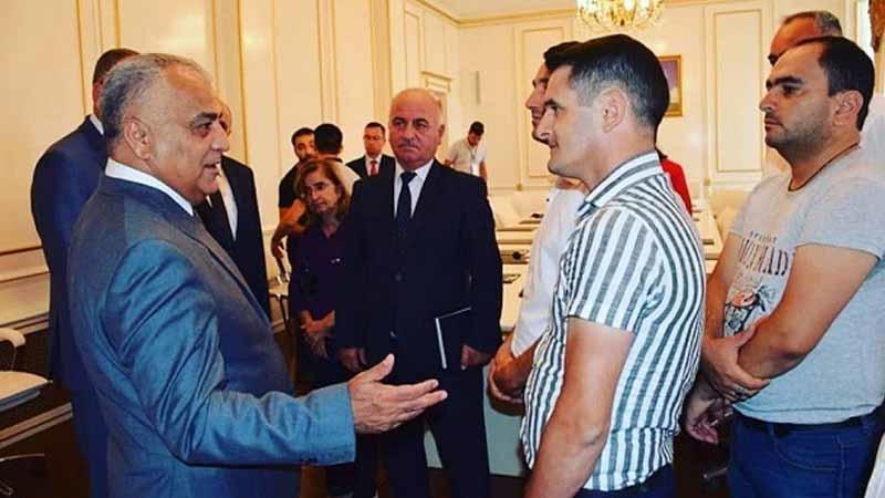 İcra başçısı vəd verdi: Bu gənclərə maşın bağışlayacaq
