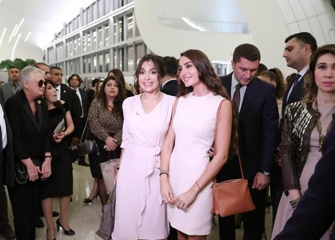 Xalq artistləri Leyla və Arzu Əliyeva ilə bir arada - Foto