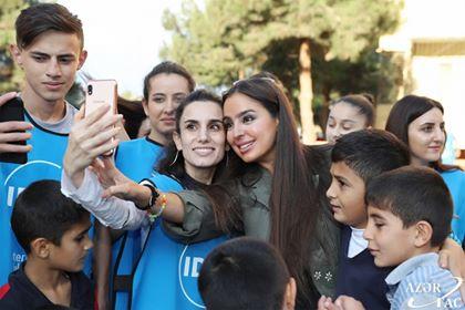 Leyla Əliyeva həyətin açılışında iştirak etdi - Foto