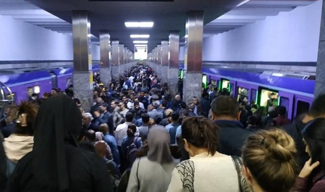 Эвакуация пассажиров метро, застрявших в тоннеле - Видео