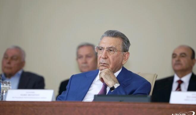 Кем является женщина, с которой беседовал Мехтиев?