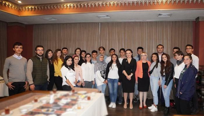 Gürcü nazir azərbaycanlı gənclərlə görüşdü - Foto