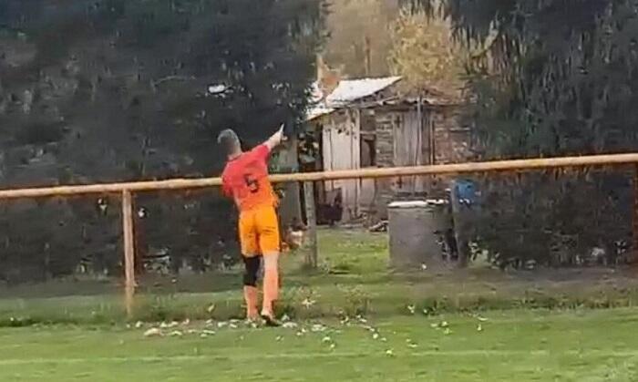Hakim toyuğu öldürən futbolçuya qırmızı vərəqə göstərdi - Video