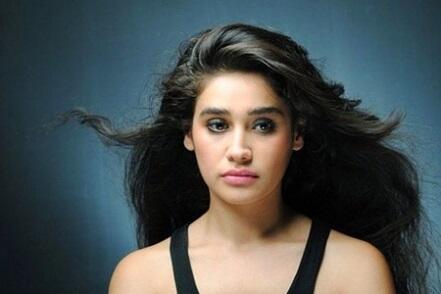 Məşhur aktrisa Azərbaycanda oğurluq etdi, ABŞ-a qaçdı