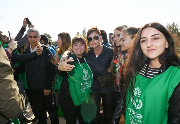 Mehriban Əliyeva geri qayıtdı, onu yanına çəkdi və...