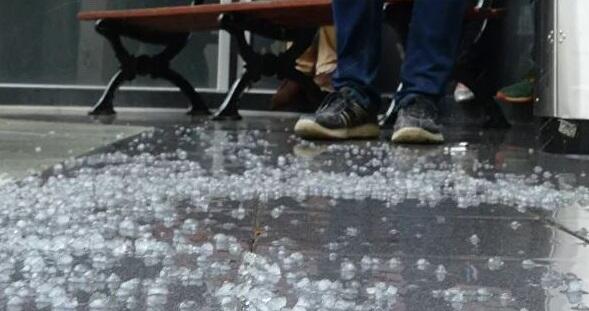 Huge hailstones battered Australia -