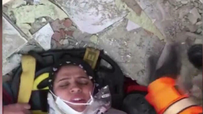 Dağıntının altından çıxarılan ananın ilk sözü... - Video