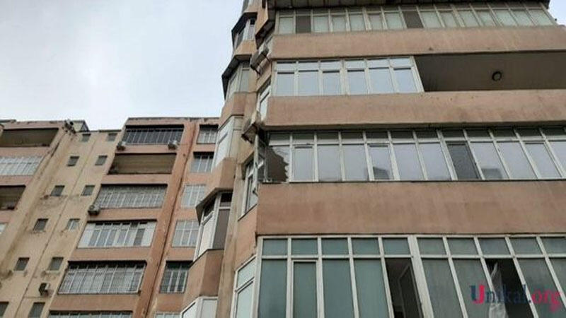 Bakıda külək binanın pəncərəsini qopardı - Foto