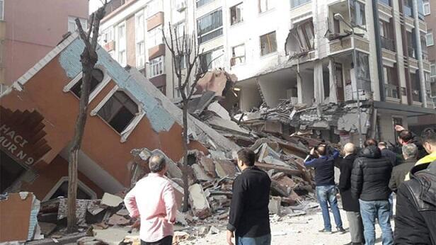 İstanbulda yaşayış binası çökdü