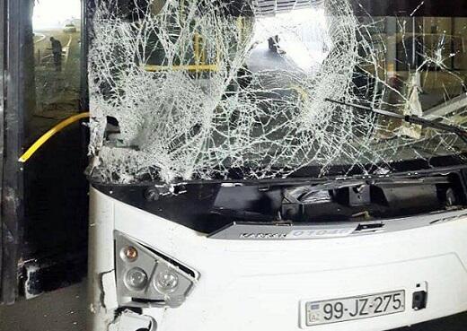 Binədə iki avtobus toqquşdu: 22 nəfər xəsarət aldı