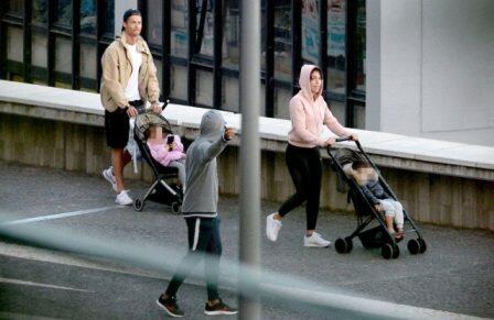 “Evdə qal” çağırışı edən futbolçu küçədə - Foto