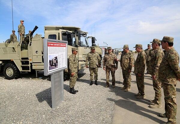 Generallar hərbi texnikaya baxdı - Video