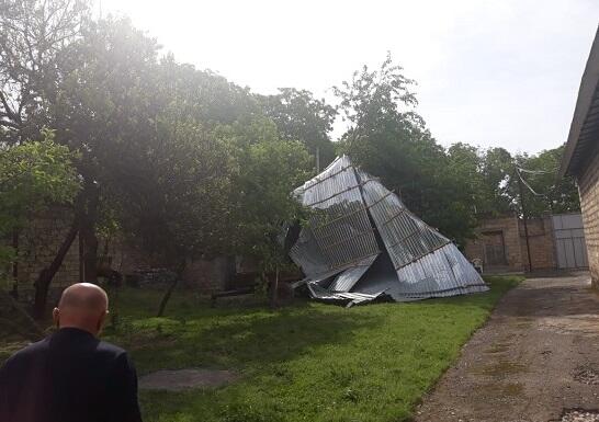 Güclü külək bu rayonlarda fəsadlar törətdi