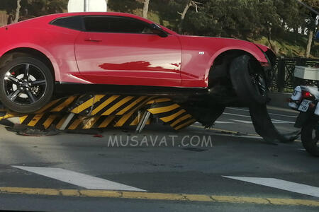 Bakıda lüks avtomobil qəza törətdi - Foto